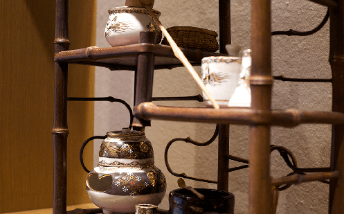 茶寮「器楽」の棚にある茶器